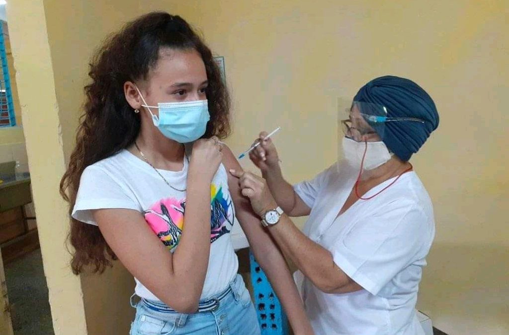 Exaltan vacunación anti COVID-19 en Cuba